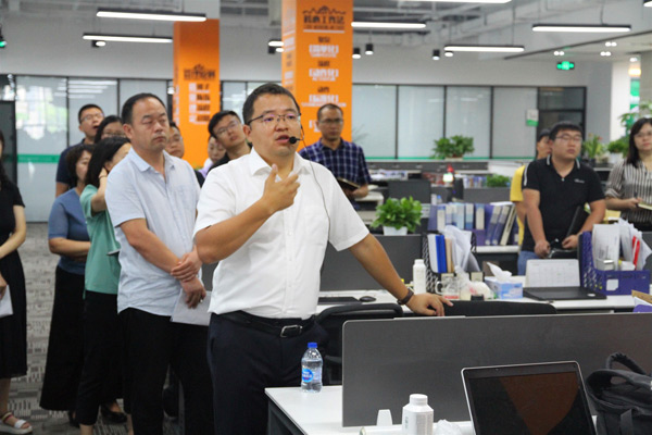 徐斌董事長給全體員工做企業(yè)文化培訓 徐斌董事長給全體員工做企業(yè)文化培訓