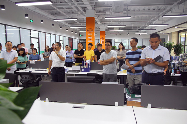 徐斌董事長給全體員工做企業(yè)文化培訓 徐斌董事長給全體員工做企業(yè)文化培訓