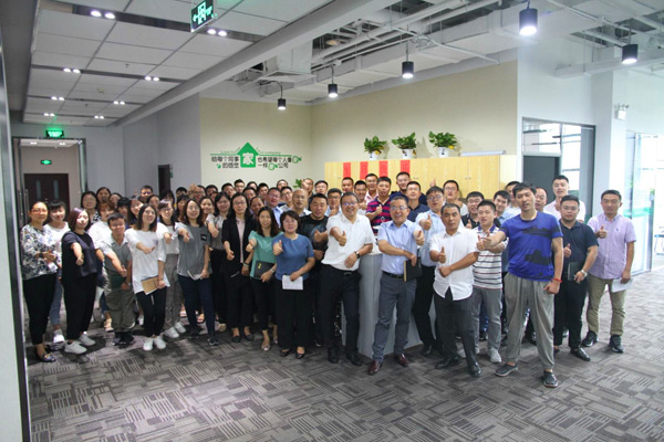 徐斌董事長給全體員工做企業(yè)文化培訓 徐斌董事長給全體員工做企業(yè)文化培訓